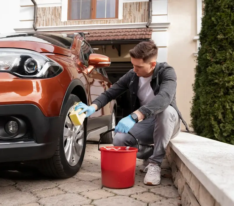 Lavage auto à domicile Auvernaux : professionnel intervenant sur un véhicule